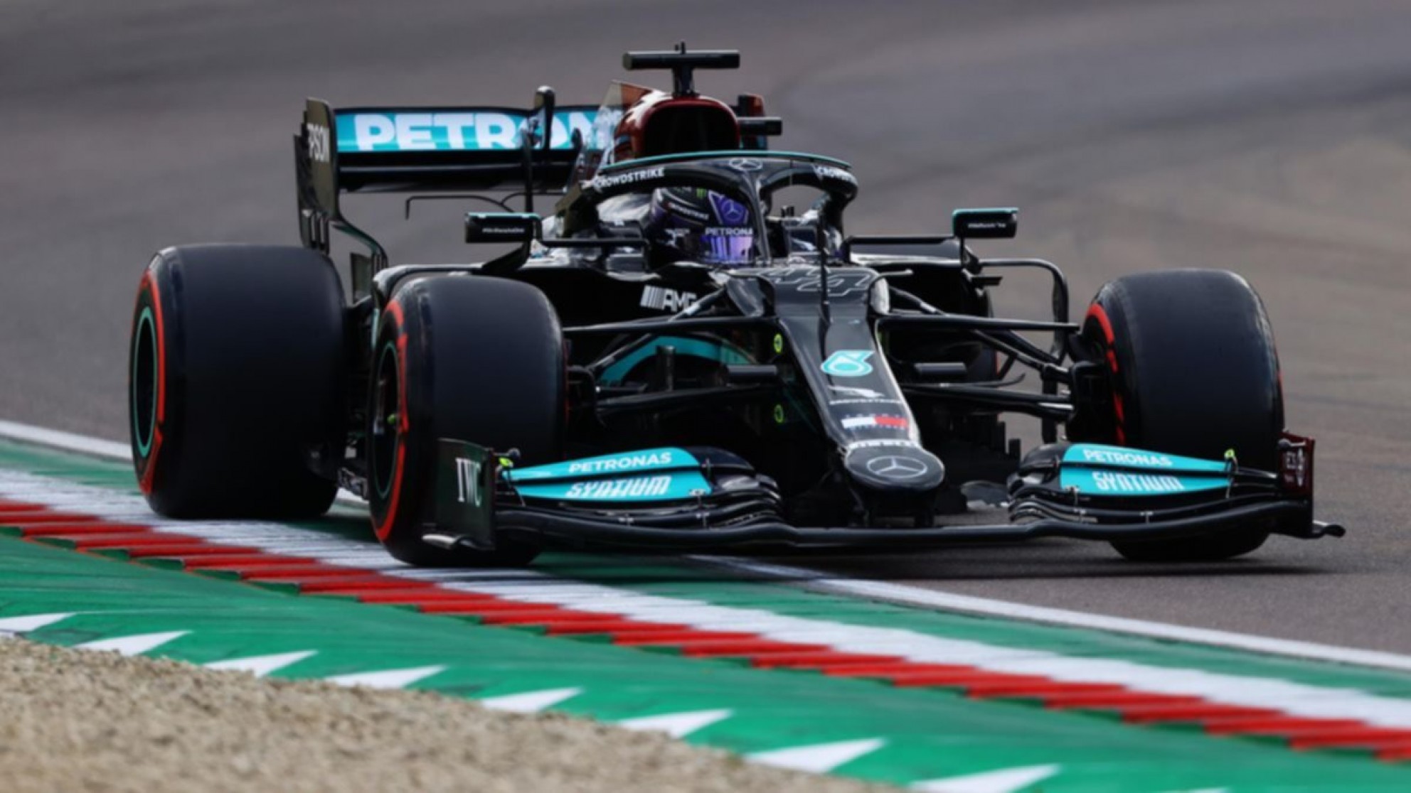 Mercedes Benz estudia modificaciones para el auto del campeón